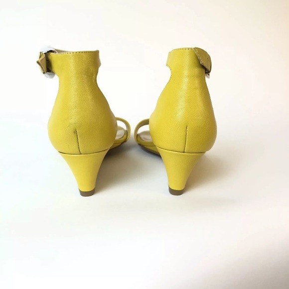 NEW ISAAC MIZRAHI 7 Katie Low Wedge Sandal Yellow - Picture 4 of 6
